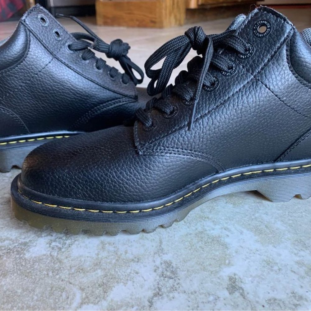 Never Worn Dr. Martens Harrisfield Size 9 Mid Boots